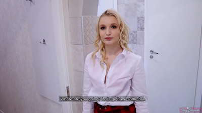 Noor kolledžitüdruk petab oma poiss-sõpra tema sõbraga | POV ja sperma tema tussu sees!